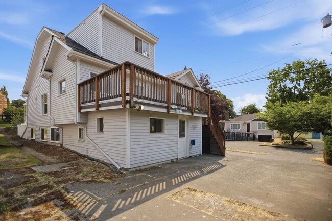 Building Photo - Steps from Green Lake ,6 bed 3 bath home with 2 kitchens and 2 laundry rooms.
