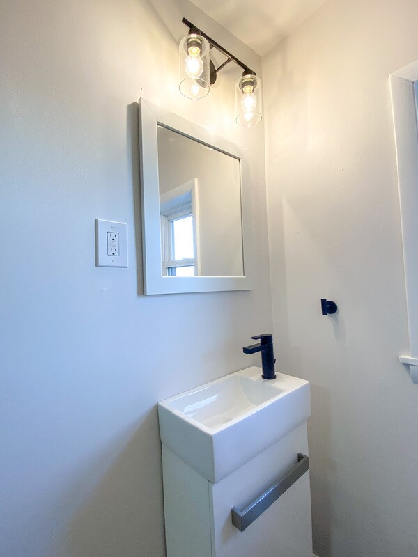 Building Photo - 139-141-141 E Sycamore St