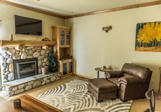 Building Photo - 1 Bedroom Centrally Located Summer Rental