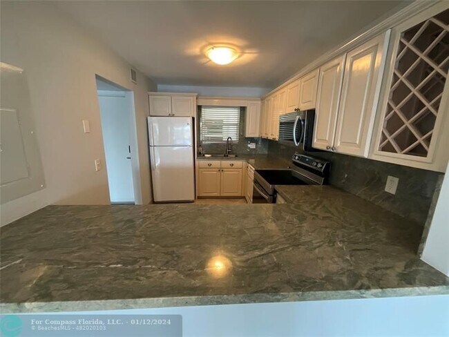 Building Photo - 511 Bayshore Dr