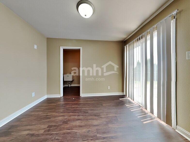 Building Photo - 853 Colonial Way