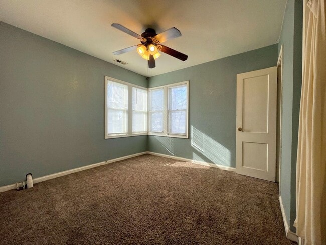 Building Photo - Cozy 1 bedroom with detached garage