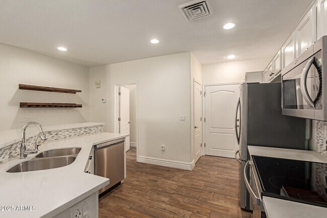 Building Photo - 1102 W Glendale Ave