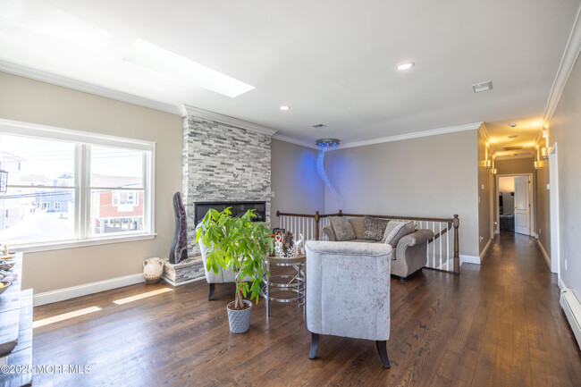 Building Photo - 241 Fernwood Dr