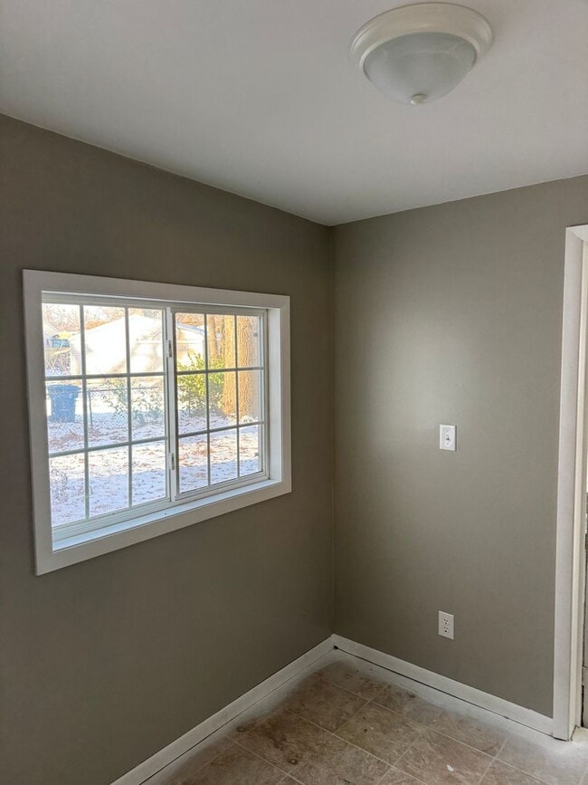 Building Photo - 4br 2bth large sun room and big fenced in backyard