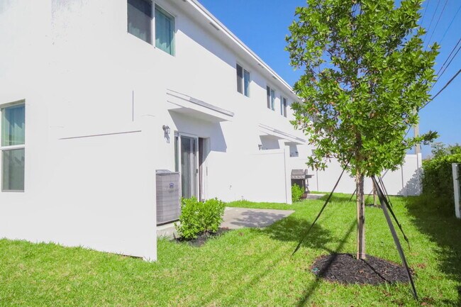 Building Photo - Northwest 10th Court, Florida City, FL 33034 - 3 BR 2.5 BA townhouse