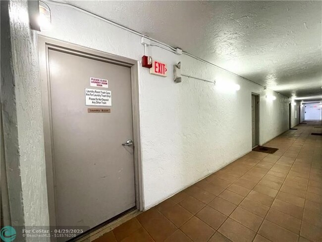 Building Photo - 711 N Pine Island Rd