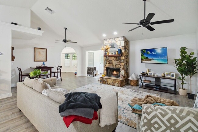 Building Photo - MOVE-IN SPECIAL - Beautiful 3/2 Home in Ba...