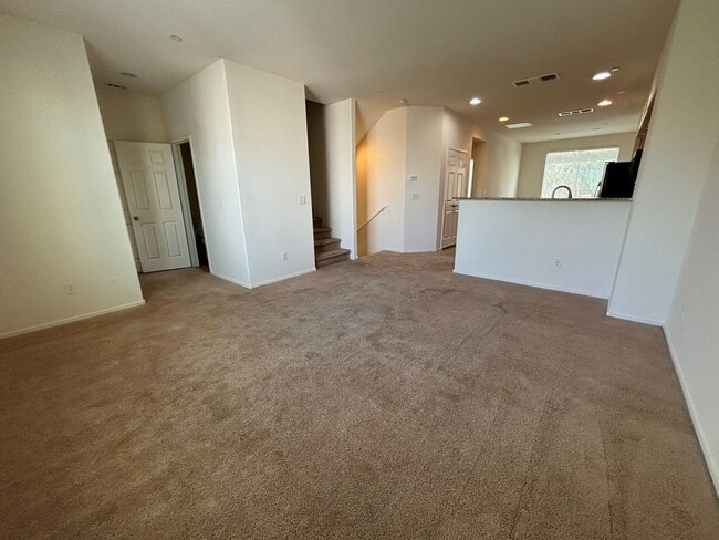 Building Photo - GUARD GATED 3 BED 2.5 BATH 2 CAR GARAGE TOWNHOUSE w/ 3 FLOORS