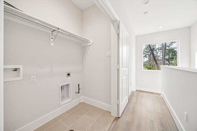 Building Photo - 520 Janisch Rd