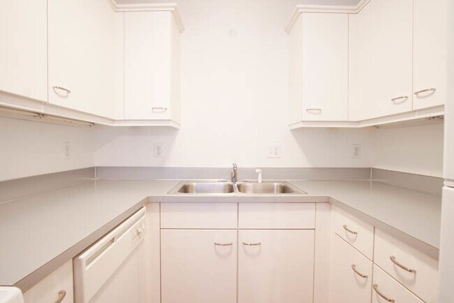 Building Photo - Very Spacious Studio w/Fireplace, Washer &...