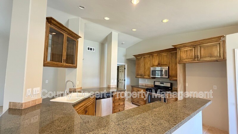 Building Photo - 9751 Palm Dr