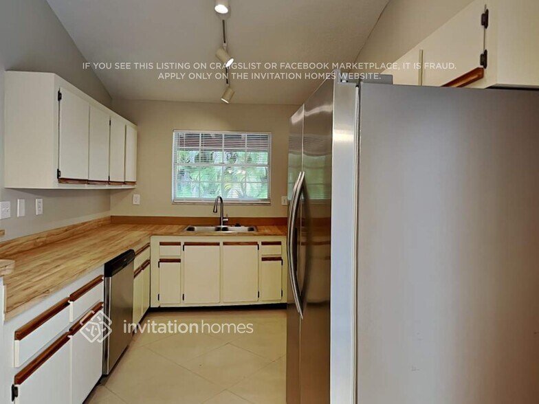Building Photo - 10025 SW 139th Pl