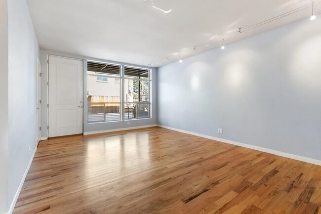 Building Photo - Lovely condo in the heart of Mayfair!