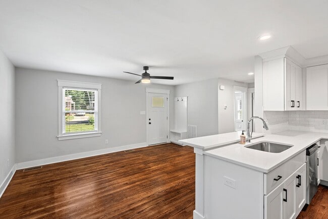 Building Photo - 2 Bedroom Ranch Style Home close to Downtown Raleigh