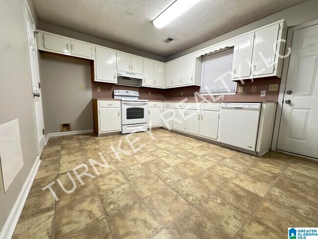 Building Photo - 2177 Cheshire Dr