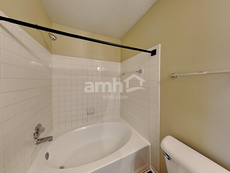 Building Photo - 9984 Waterside Dr