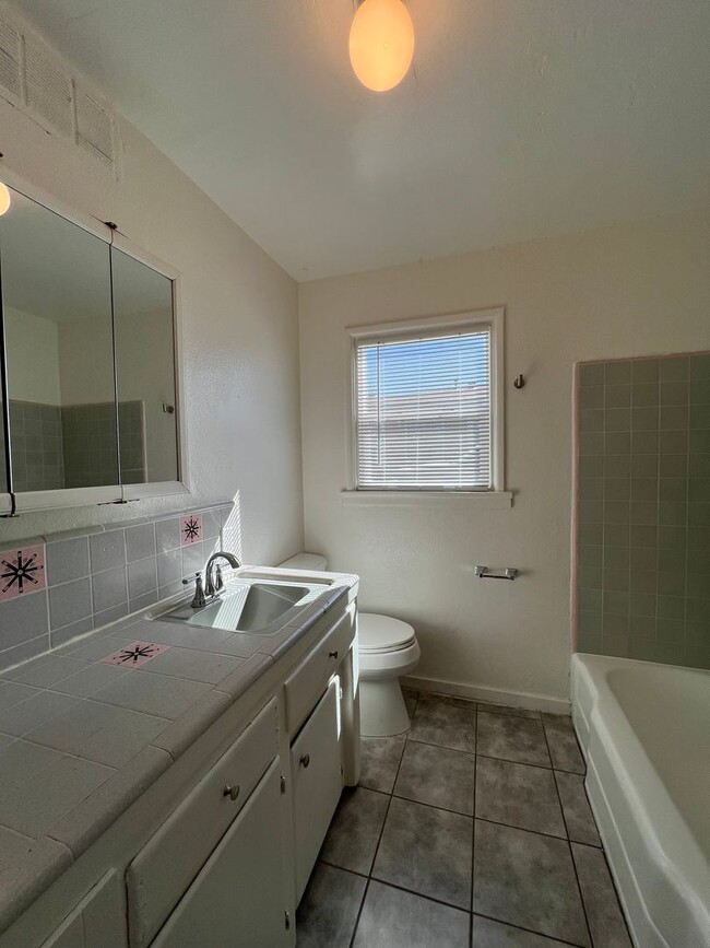 Building Photo - 3 Bedroom 1 bathroom House located near a ...