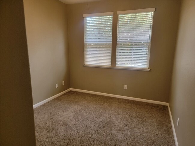 Building Photo - Adorable 2 bedroom 2 bath home