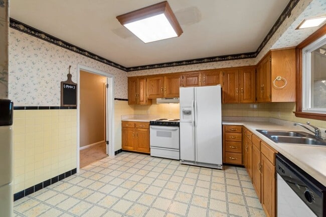 Building Photo - House Close To Campus!