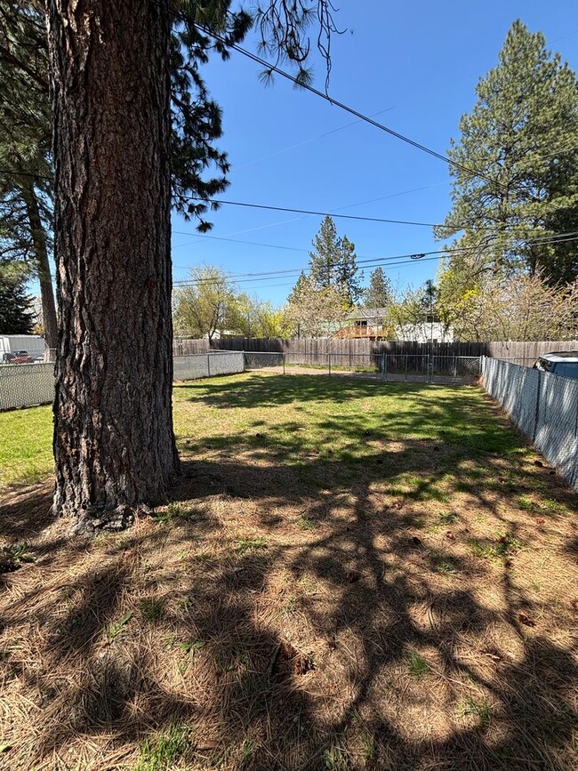 Building Photo - 204 W 19th Ave