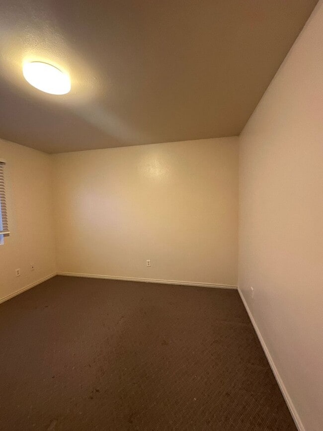 Building Photo - Milford Townhouse