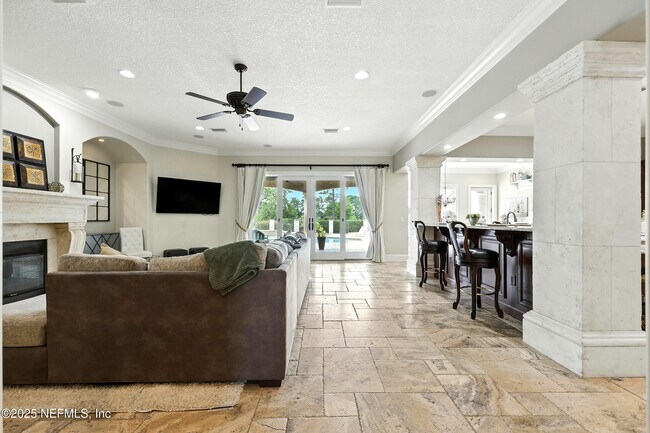 Building Photo - 2061 Crown Dr