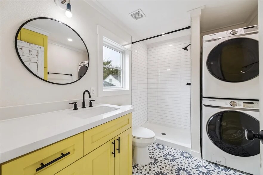 Bath/Laundry - 4610 Siegel St