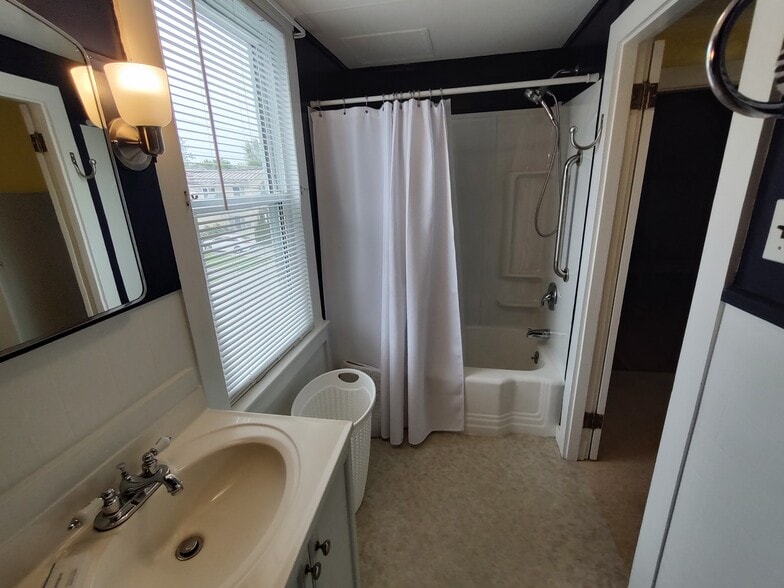 Building Photo - 8 Russell St