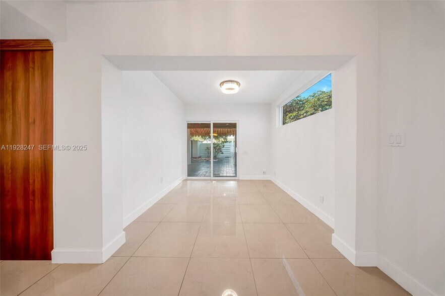 Building Photo - 7417 Twin Sabal Dr