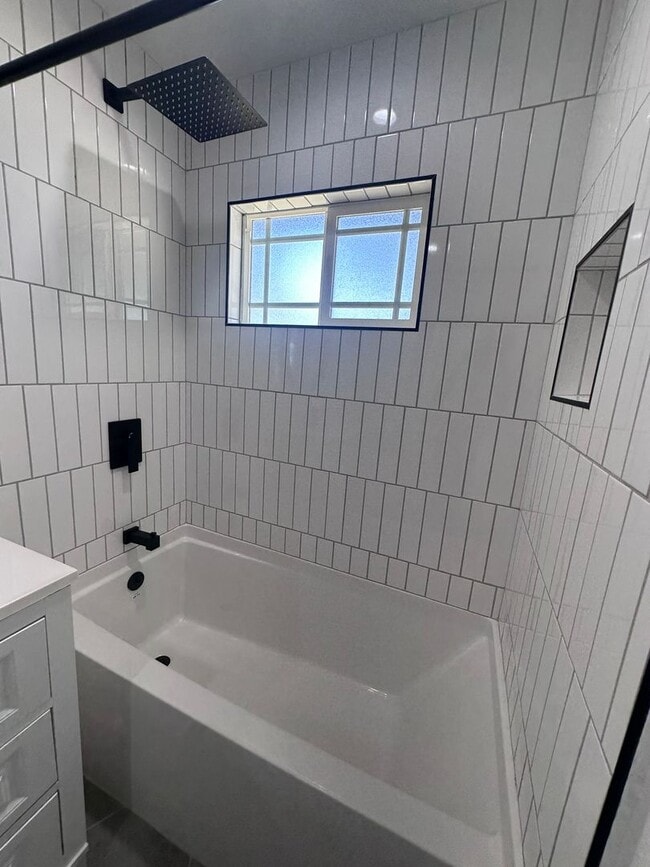 Building Photo - Spacious 3 Bed 3 Bathoom in Long Beach