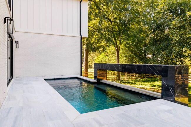 Building Photo - 312 Meadow Dr