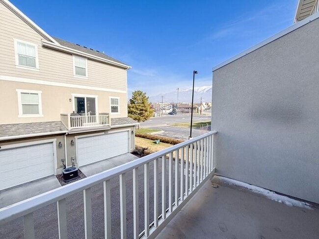 Building Photo - Stunning and Spacious 3BR 3BA Townhouse w/ Quartz Kitchen + Garage Parking + Modern Finishes in E...