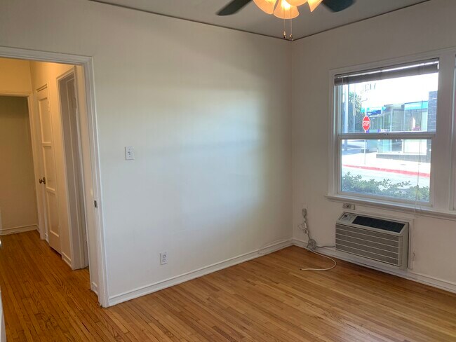 Building Photo - 416 N Doheny Dr