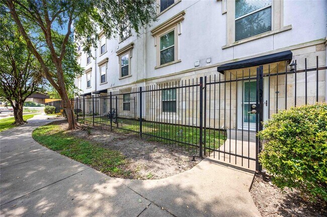 Primary Photo - 3501 Chenevert St