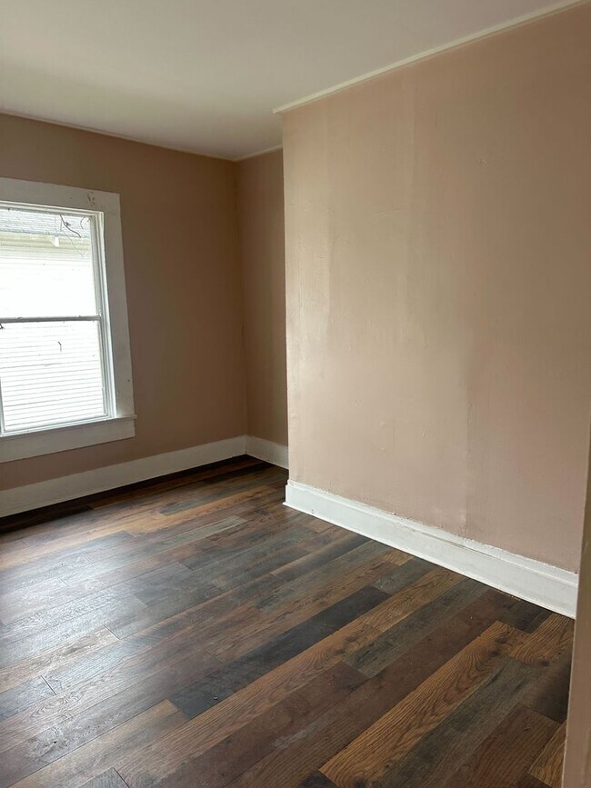 Building Photo - Charming 3-Bedroom, 1-Bathroom Home with Fenced Yard