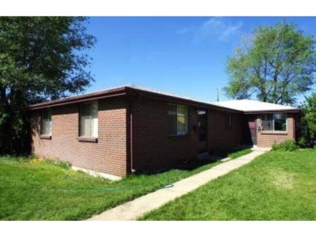 Building Photo - 3237 S Huron St