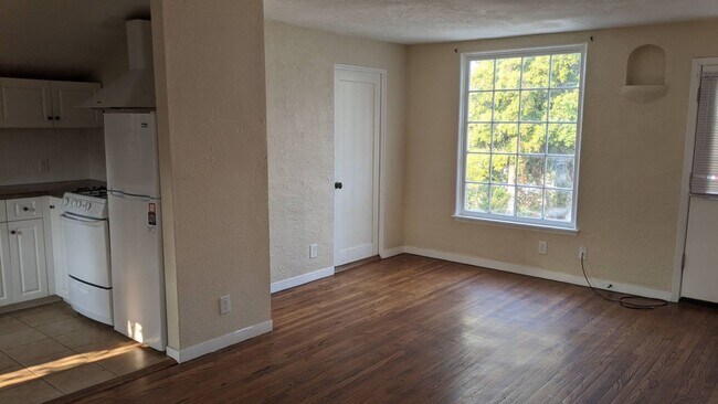 Building Photo - 673 Santa Rosa St