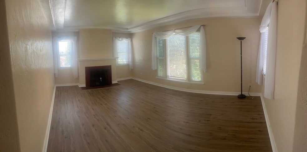 Building Photo - 2500 S Bronson Ave