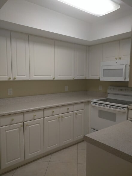 Building Photo - 3346 Camelot Dr