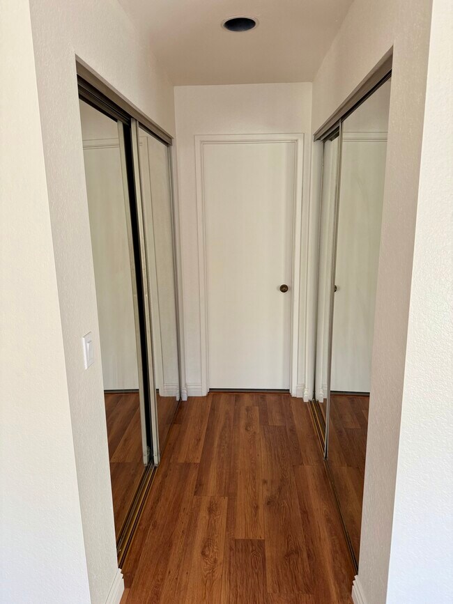 Building Photo - 3855 Thorncroft Ln