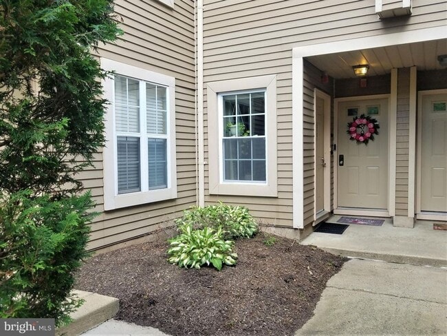Building Photo - Newtown Grant 2 bedroom condo available Jul 1