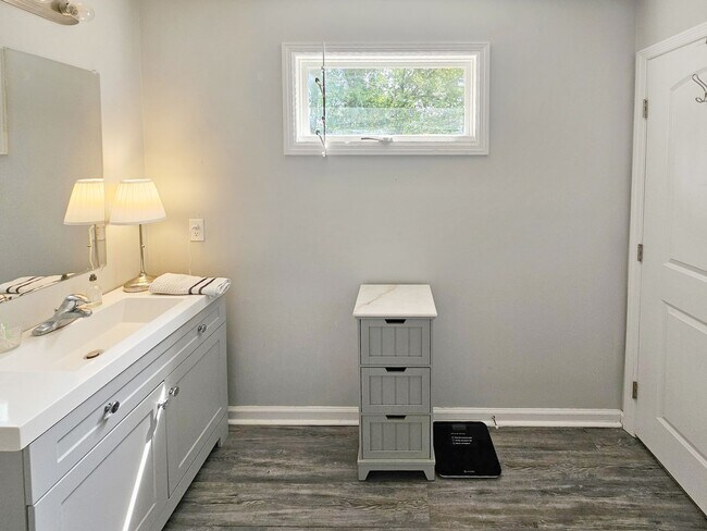 Building Photo - Charming brick home in beautiful Savannah offering four bedrooms and 2.5 bathrooms, Prime location!
