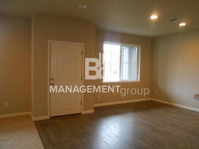 Building Photo - Newer NW Portland/Bethany Home Located In Abby Creek!