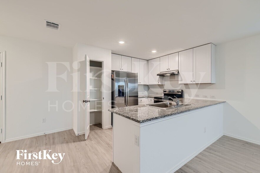 Building Photo - 3945 Far Horizon