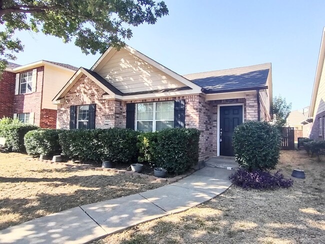 Building Photo - Beautiful home in nice neighborhood