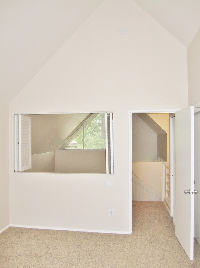 Building Photo - Spacious Lake Oswego 2Bdr w/Fireplace, Dishwasher, W/D, & Balcony!