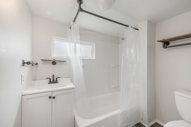 Building Photo - Central CDA rancher 2 bed 1 bath with 2 ca...