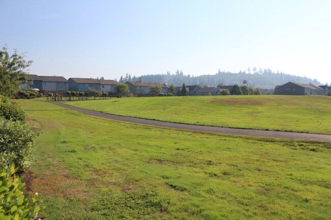 Building Photo - Beautiful 3 Bed/ 2.5 Bath Townhome w/ Gas ...