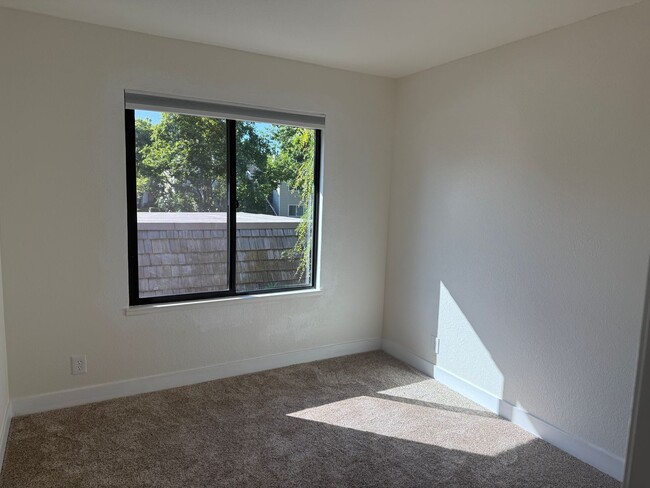 Building Photo - Totally remodeled Townhome